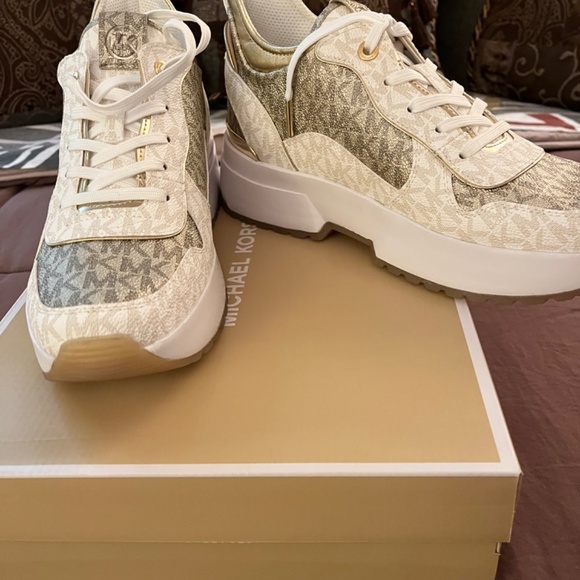 Michael Kors Sneakers - Picture 5 of 7